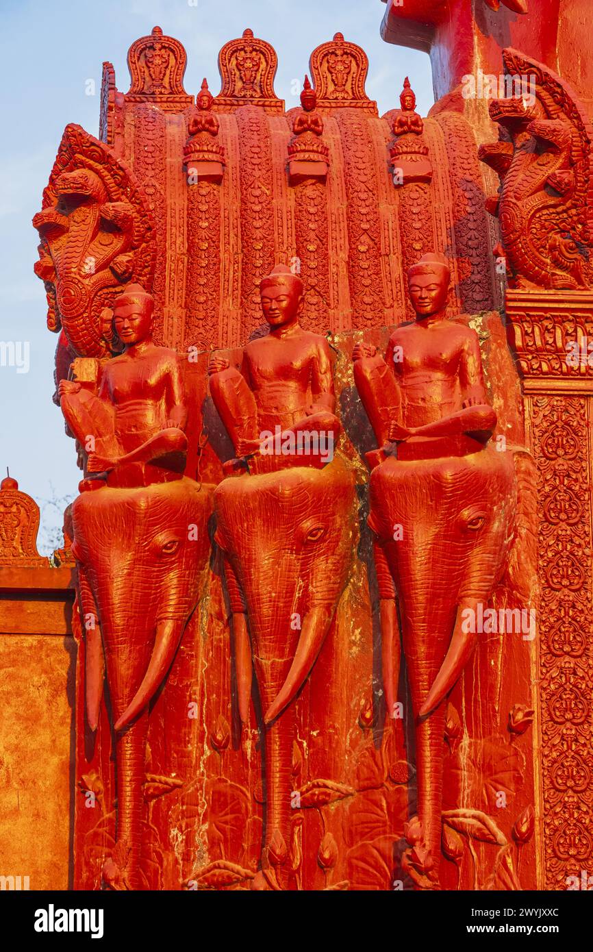 Cambogia, provincia di Kandal, Oudong, Centro di Meditazione buddista Vipassana ai piedi della collina della monumentale necropoli reale, cancello d'ingresso Foto Stock