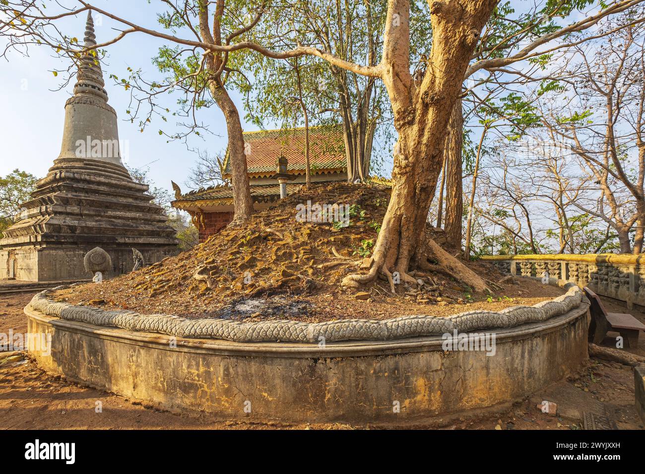 Cambogia, provincia di Kandal, Oudong, ex capitale della Cambogia per quasi 250 anni fino al 1866 e monumentale necropoli reale sparsa su una collina Foto Stock