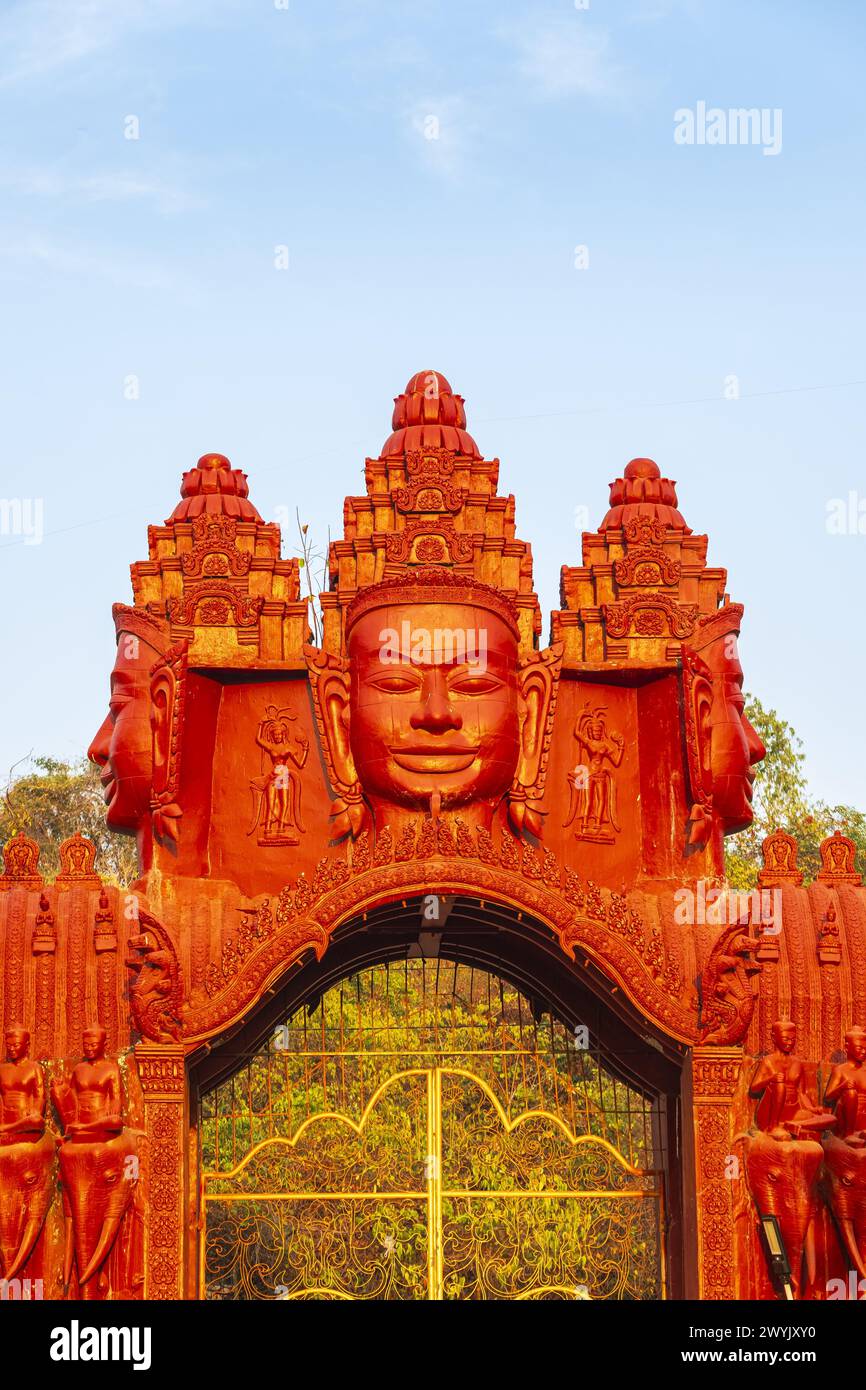 Cambogia, provincia di Kandal, Oudong, Centro di Meditazione buddista Vipassana ai piedi della collina della monumentale necropoli reale, cancello d'ingresso Foto Stock
