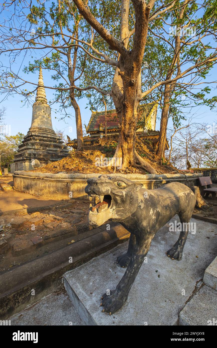 Cambogia, provincia di Kandal, Oudong, ex capitale della Cambogia per quasi 250 anni fino al 1866 e monumentale necropoli reale sparsa su una collina Foto Stock