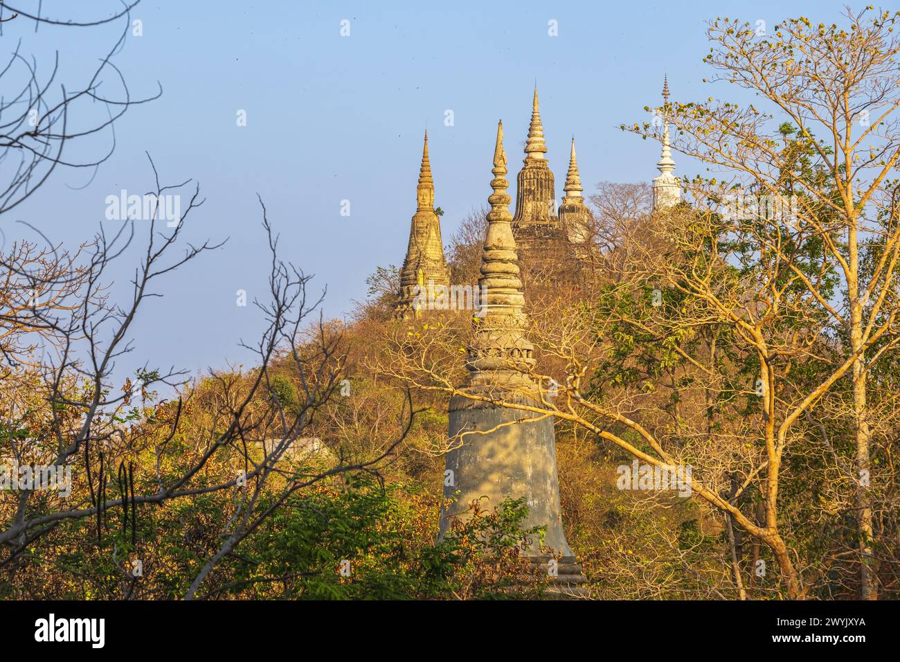 Cambogia, provincia di Kandal, Oudong, ex capitale della Cambogia per quasi 250 anni fino al 1866 e monumentale necropoli reale sparsa su una collina Foto Stock