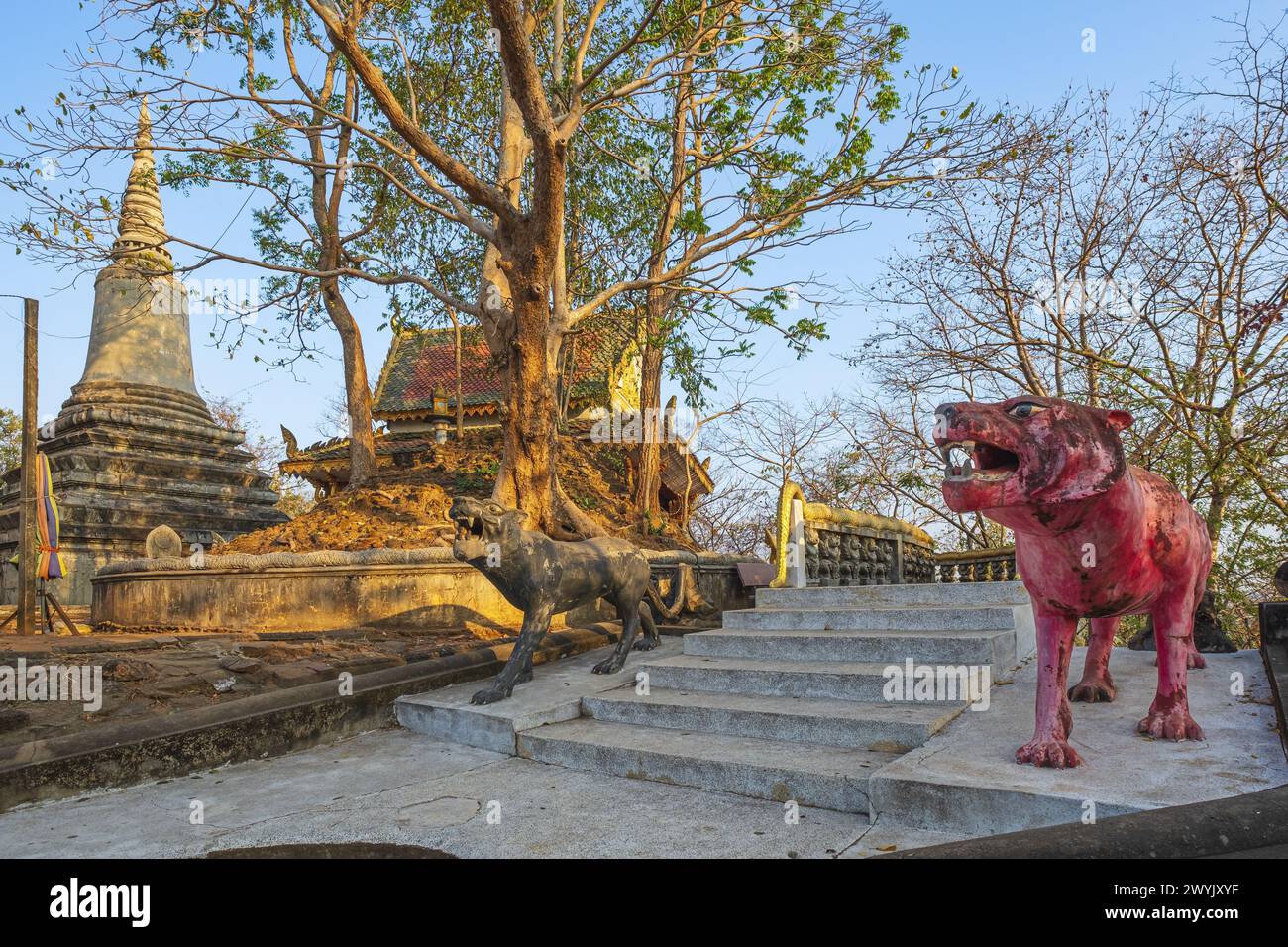 Cambogia, provincia di Kandal, Oudong, ex capitale della Cambogia per quasi 250 anni fino al 1866 e monumentale necropoli reale sparsa su una collina Foto Stock