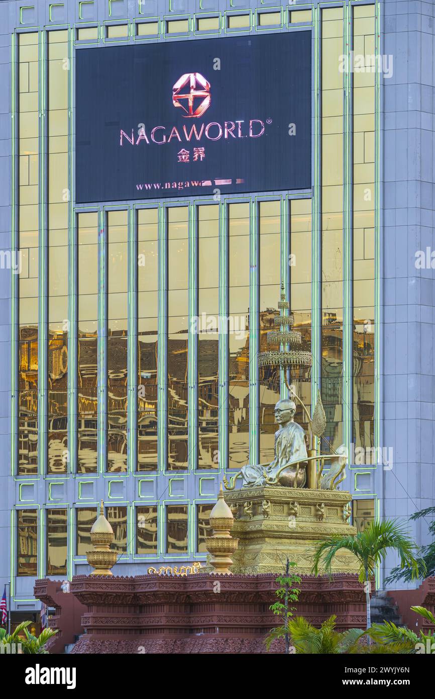 Cambogia, Phnom Penh, quartiere di Chamkar Mon, statua di Chuon Nath (1883-1969), monaco cambogiano e custode della cultura Khmer, di fronte alla torre del lussuoso hotel Nagaworld Foto Stock