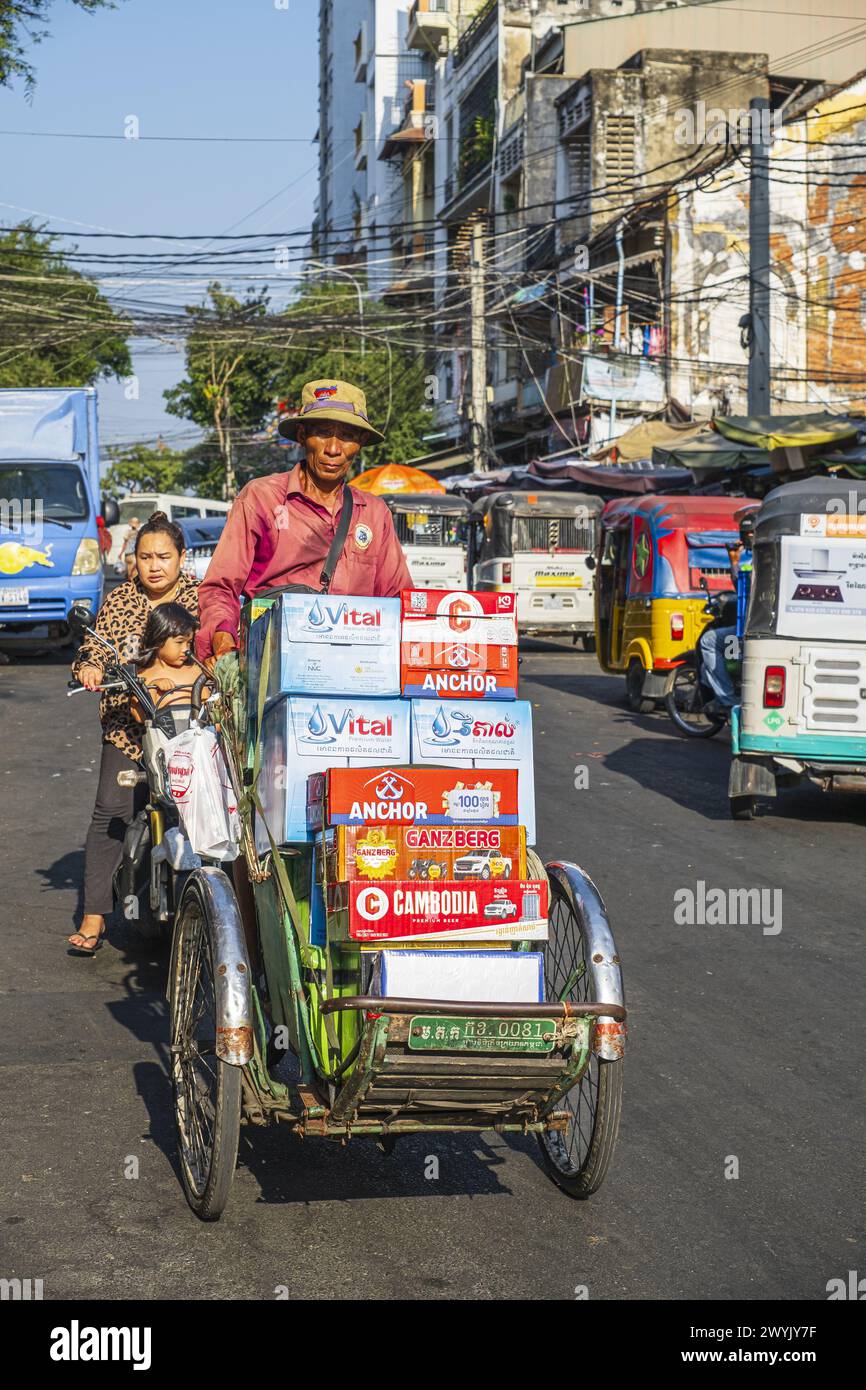 Cambogia, Phnom Penh, distretto di Doun Penh, trasporto in risciò Foto Stock