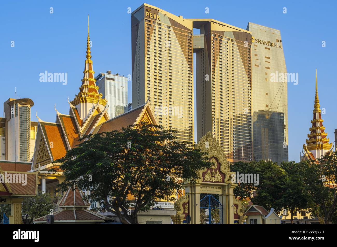 Cambogia, Phnom Penh, l'Istituto buddista e le torri del distretto di Chamkar Mon Foto Stock