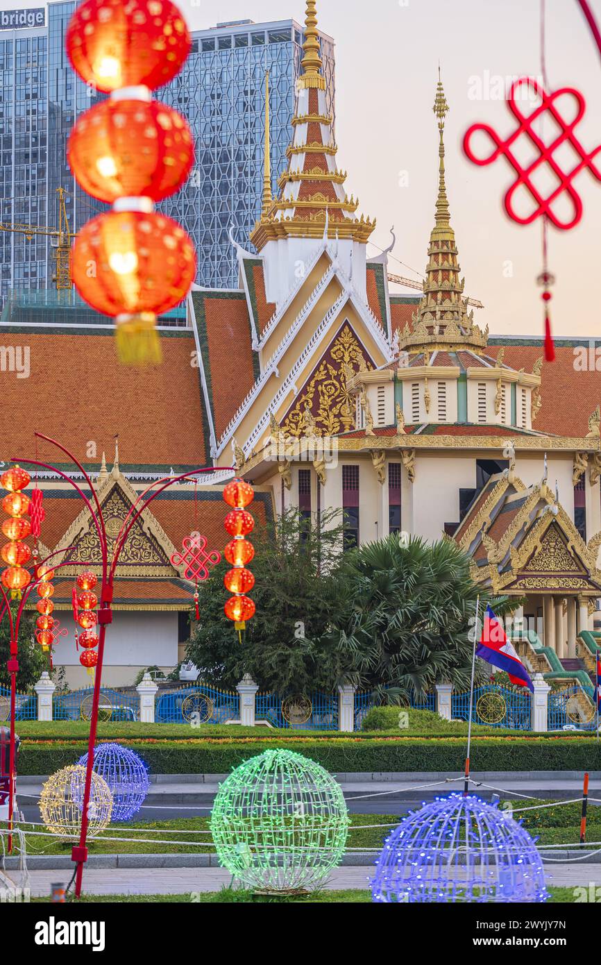 Cambogia, Phnom Penh, distretto di Chamkar Mon, decorazione per il capodanno cinese a Hun Sen Park lungo Preah Suramarit Boulevard, l'Istituto buddista sullo sfondo Foto Stock