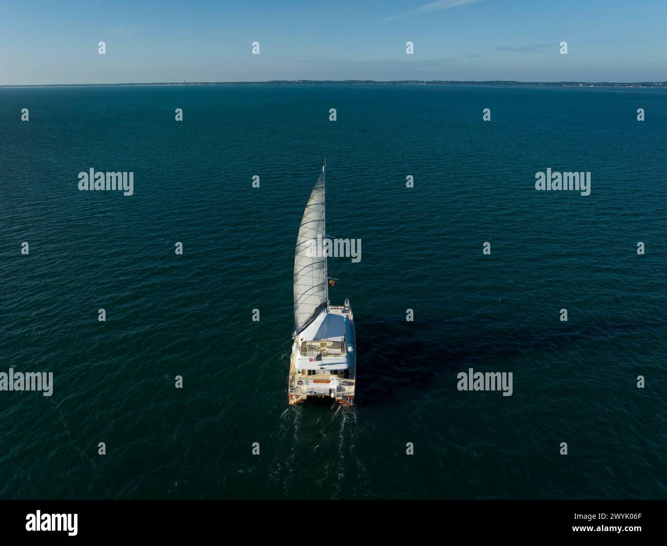 Francia, Gironde, Bassin d'Arcachon, catamarano le Côte d'Argent, da UBA, escursioni in mare (vista aerea) Foto Stock