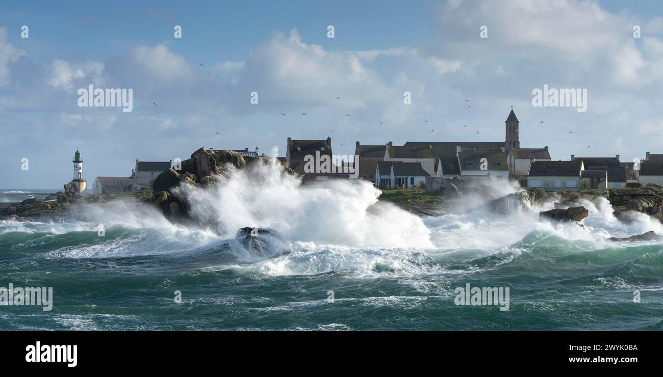 Francia, Finistère, vista aerea di Île de Sein durante la tempesta Louis (vista aerea) Foto Stock