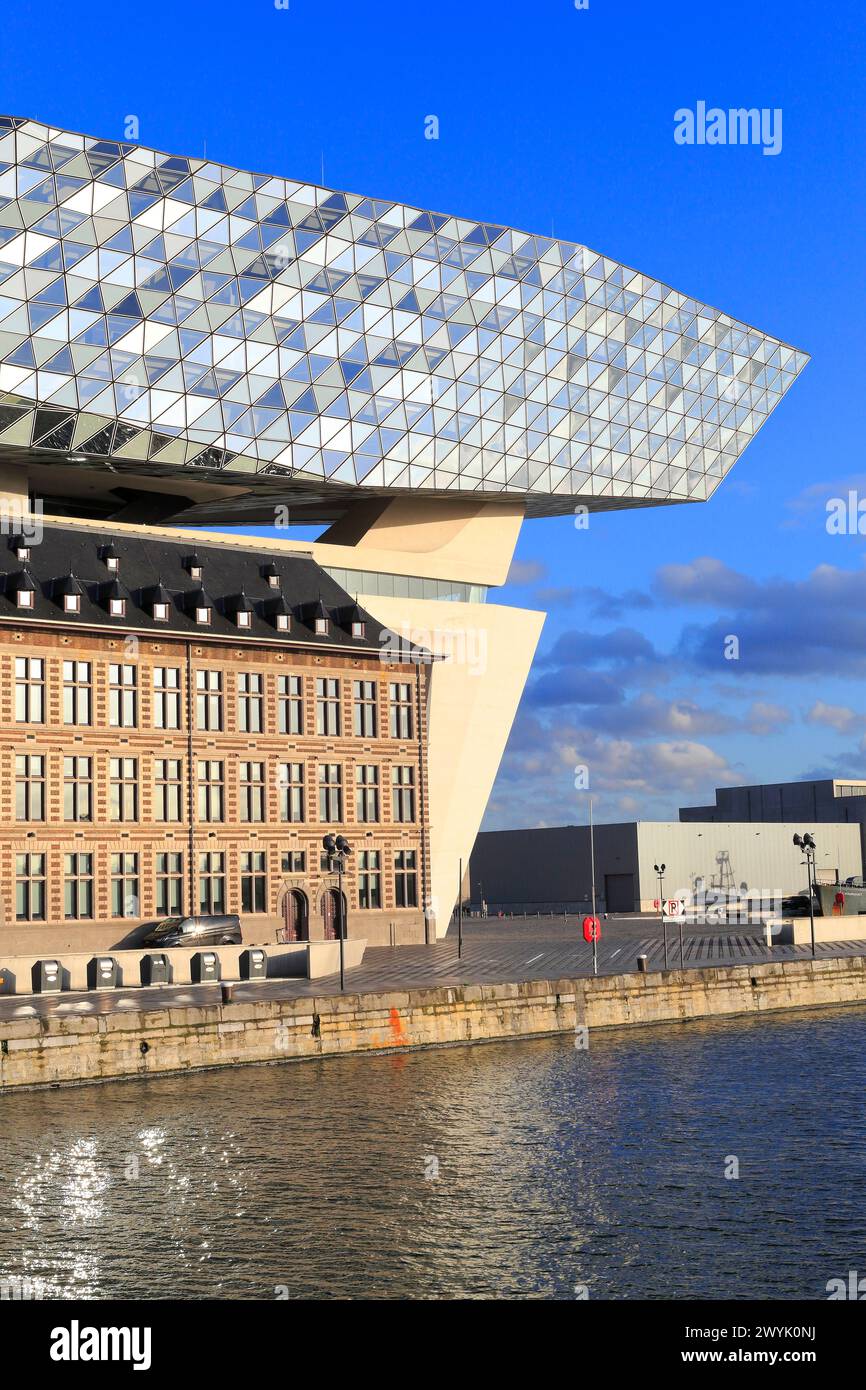 Belgio, Fiandre, Anversa, Port Authority House («Anversa Port Authority») è un edificio del 1922 con un'estensione contemporanea di Zaha Hadid nel 2016 Foto Stock