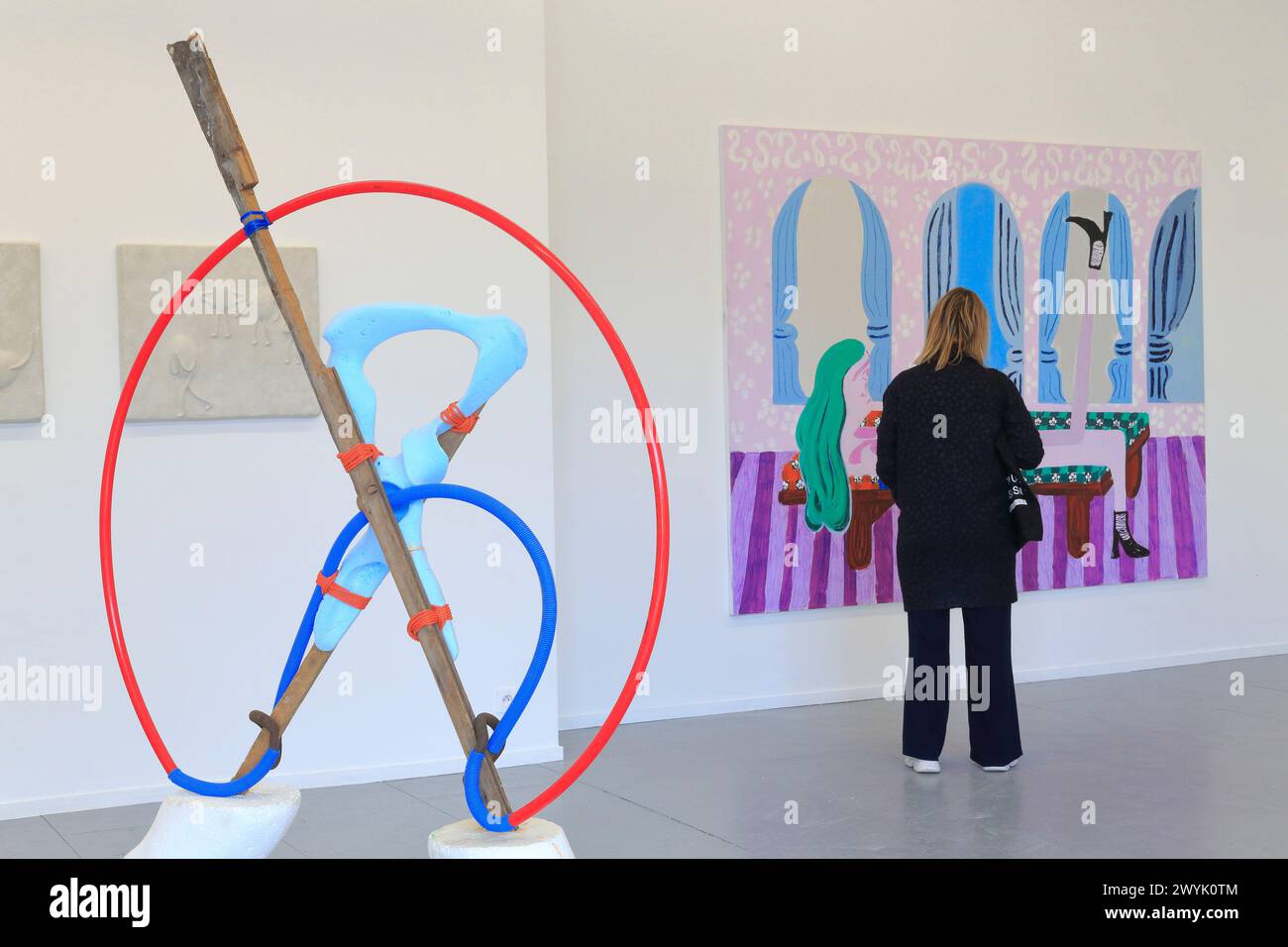 Belgio, Fiandre, Anversa, galleria d'arte contemporanea Plus-One fondata nel 2016, scultura di Kasper De Vos, dipinti in rilievo di Baldvin Einarsson e pittura colorata di nel Aerts Foto Stock