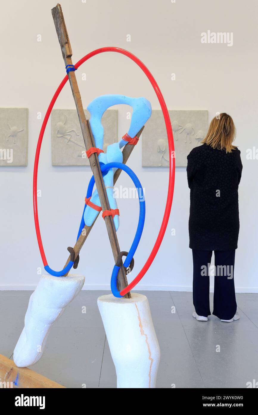 Belgio, Fiandre, Anversa, galleria d'arte contemporanea Plus-One fondata nel 2016, scultura di Kasper De Vos e dipinti di Baldvin Einarsson Foto Stock