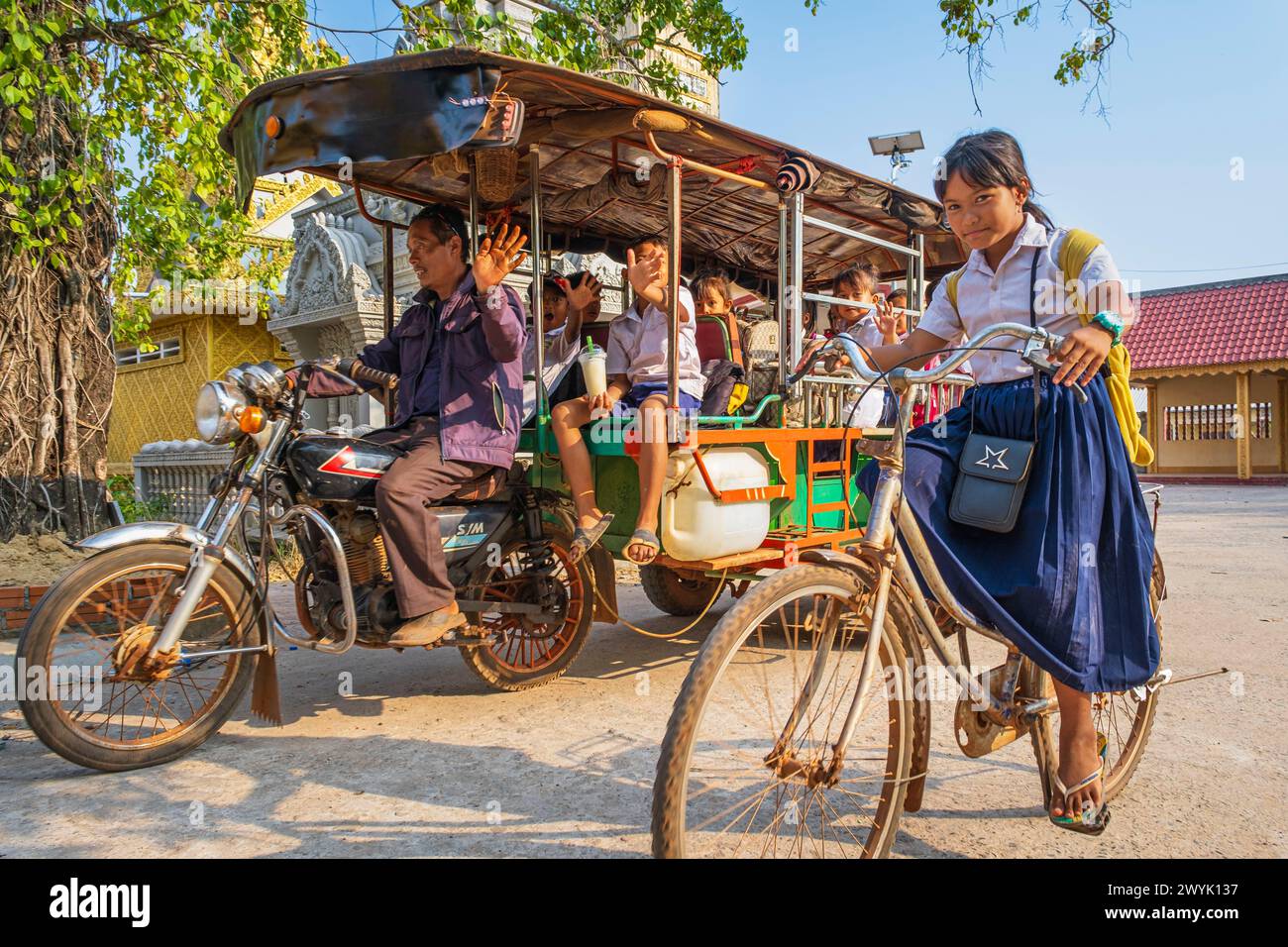 Cambogia, provincia di Kampot, Kampot, Traeuy Kaoh o Fish Island, trasporto scolastico Foto Stock