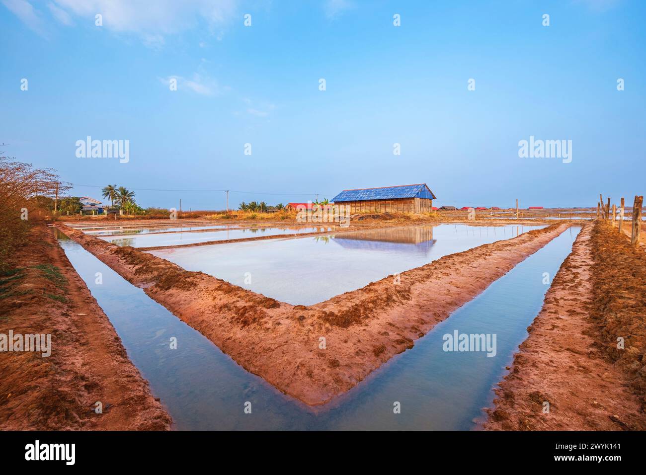 Cambogia, provincia di Kampot, Kampot, Traeuy Kaoh o Fish Island, saline, magazzino del sale Foto Stock