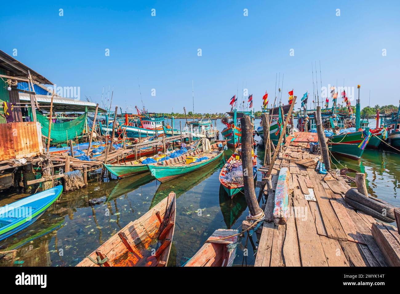 Cambogia, provincia di Kampot, Kampot, Traeuy Kaoh o Fish Island, villaggio di Doun Taok abitato dal gruppo etnico musulmano Cham, porto di pescatori sul fiume Kampot Foto Stock