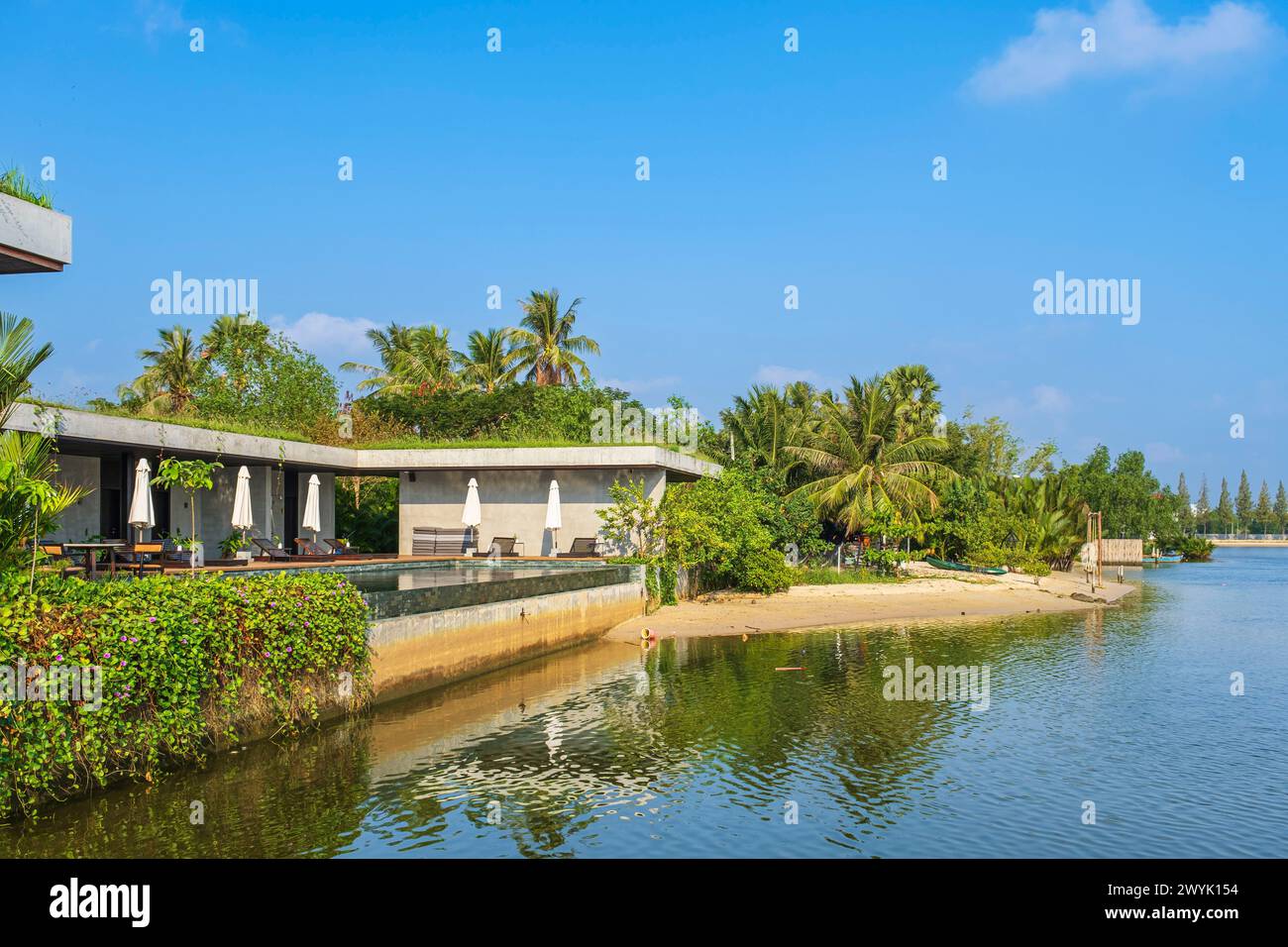 Cambogia, provincia di Kampot, Kampot, Traeuy Kaoh o Fish Island, hotel di lusso Amber Kampot sulle rive del fiume Kampot Foto Stock