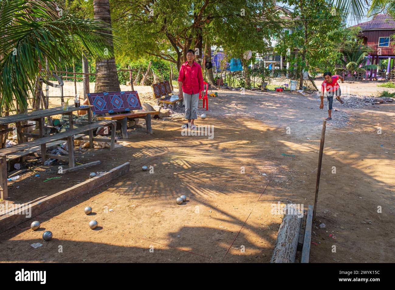 Cambogia, provincia di Kampot, Kampot, Traeuy Kaoh o Fish Island, villaggio Doun Taok abitato dal gruppo etnico Cham musulmano, pétanque ball game Foto Stock