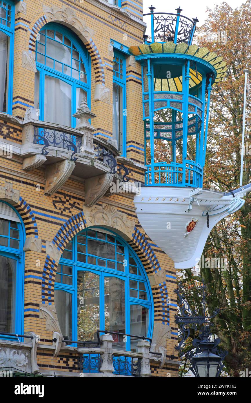 Belgio, Fiandre, Anversa, casa De Vijf Werelddelen (Huis De Vijf Werelddelen) in stile Art Nouveau progettata dall'architetto Frans Smet-Verhas nel 1901, angolo stradale a forma di prua di una barca Foto Stock