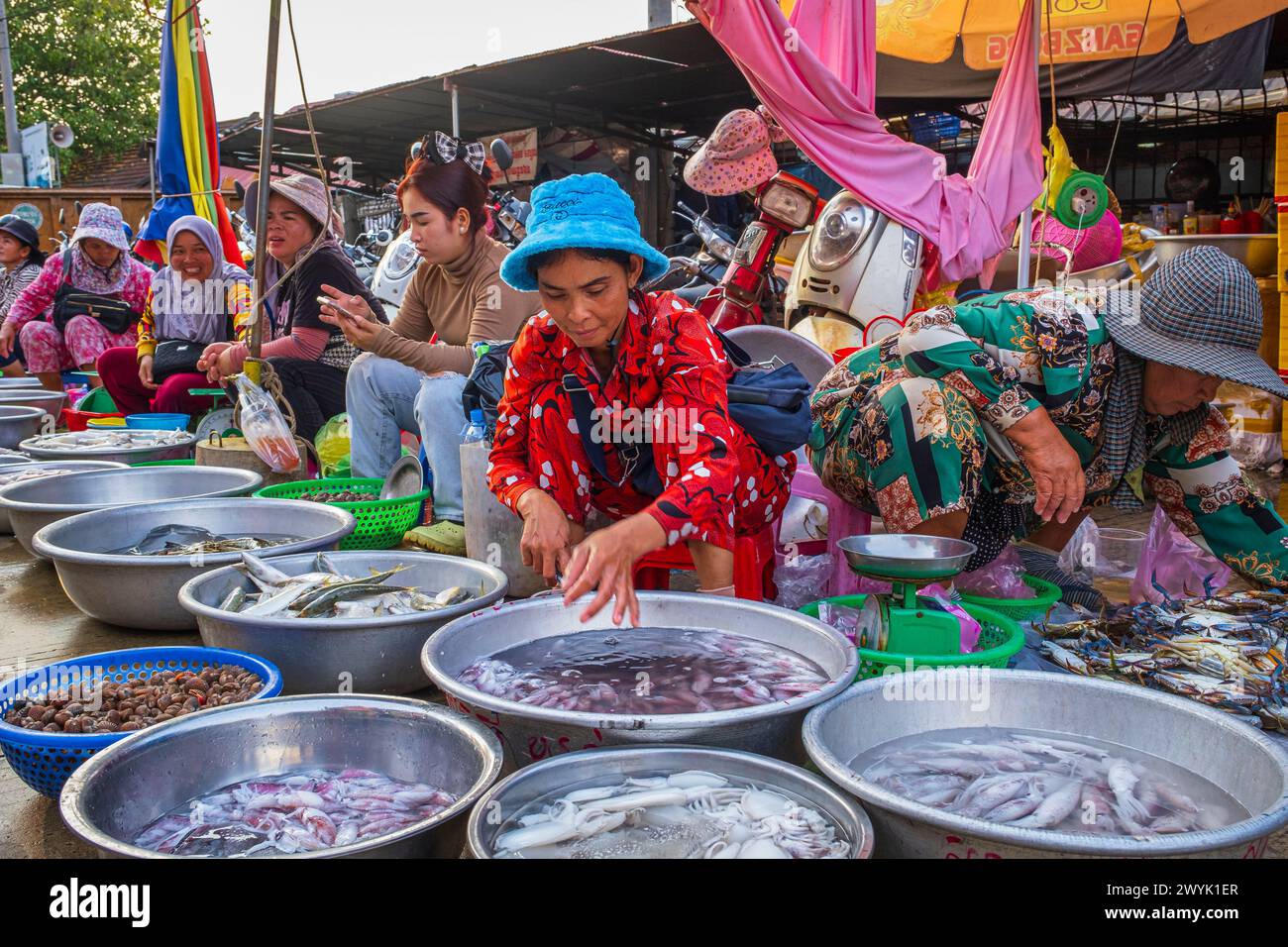 Cambogia, provincia di Kampot, Kampot, mercato di Samaki o mercato centrale Foto Stock