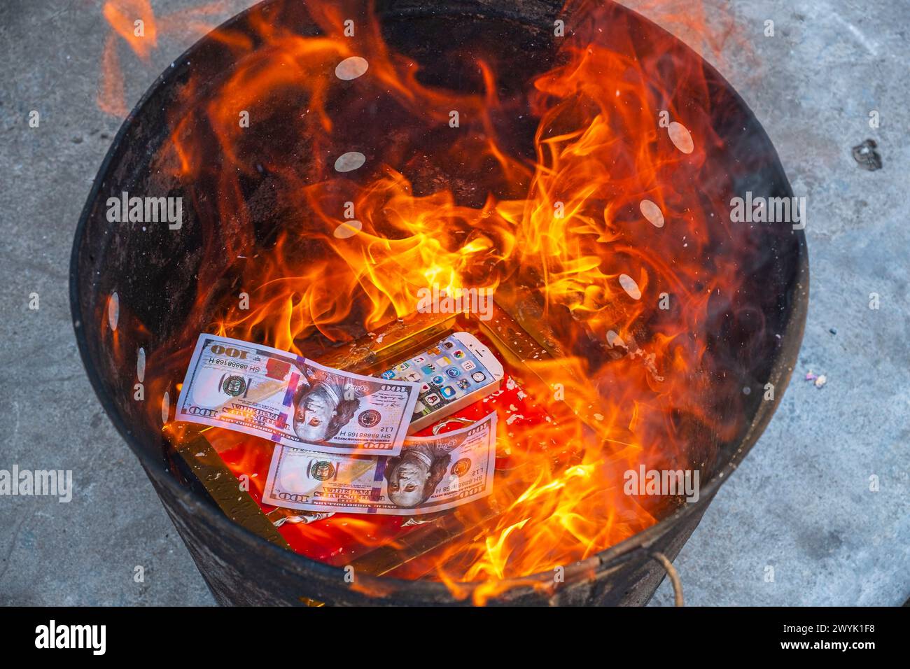 Cambogia, provincia di Kampot, Kampot, festival del Tet o Capodanno cinese, tradizione di bruciare banconote false come offerta agli antenati deceduti Foto Stock