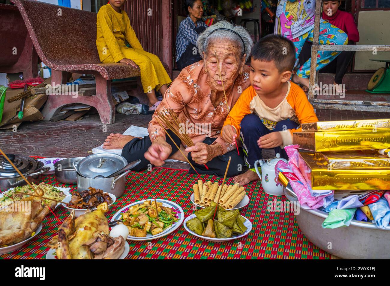 Cambogia, provincia di Kampot, Kampot, festival del Tet o Capodanno cinese, preparazione del pasto di Capodanno di fronte all'altare degli antenati per invitarli a celebrare il Tet con i vivi Foto Stock