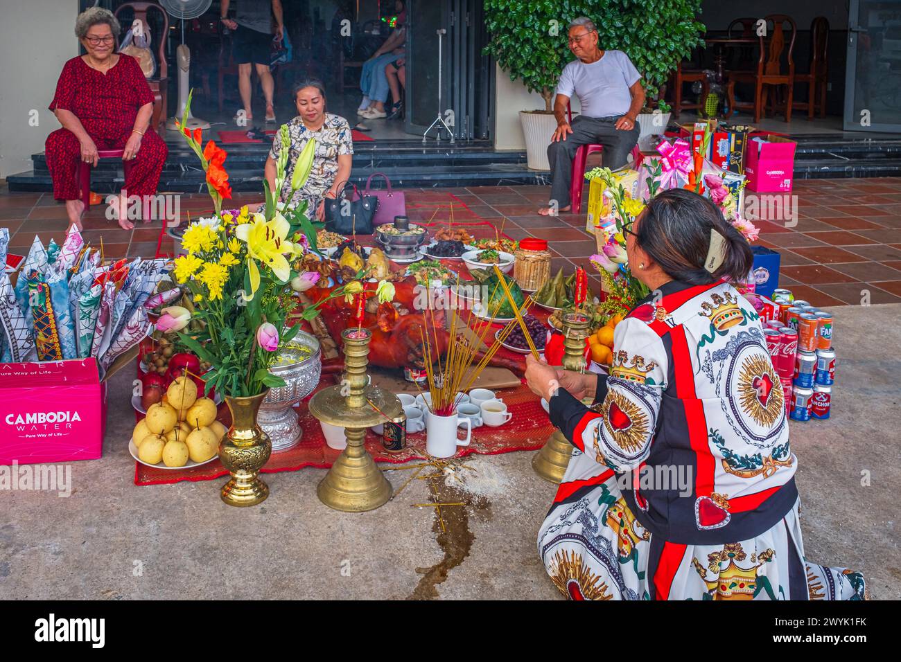 Cambogia, provincia di Kampot, Kampot, festival del Tet o Capodanno cinese, preparazione del pasto di Capodanno di fronte all'altare degli antenati per invitarli a celebrare il Tet con i vivi Foto Stock