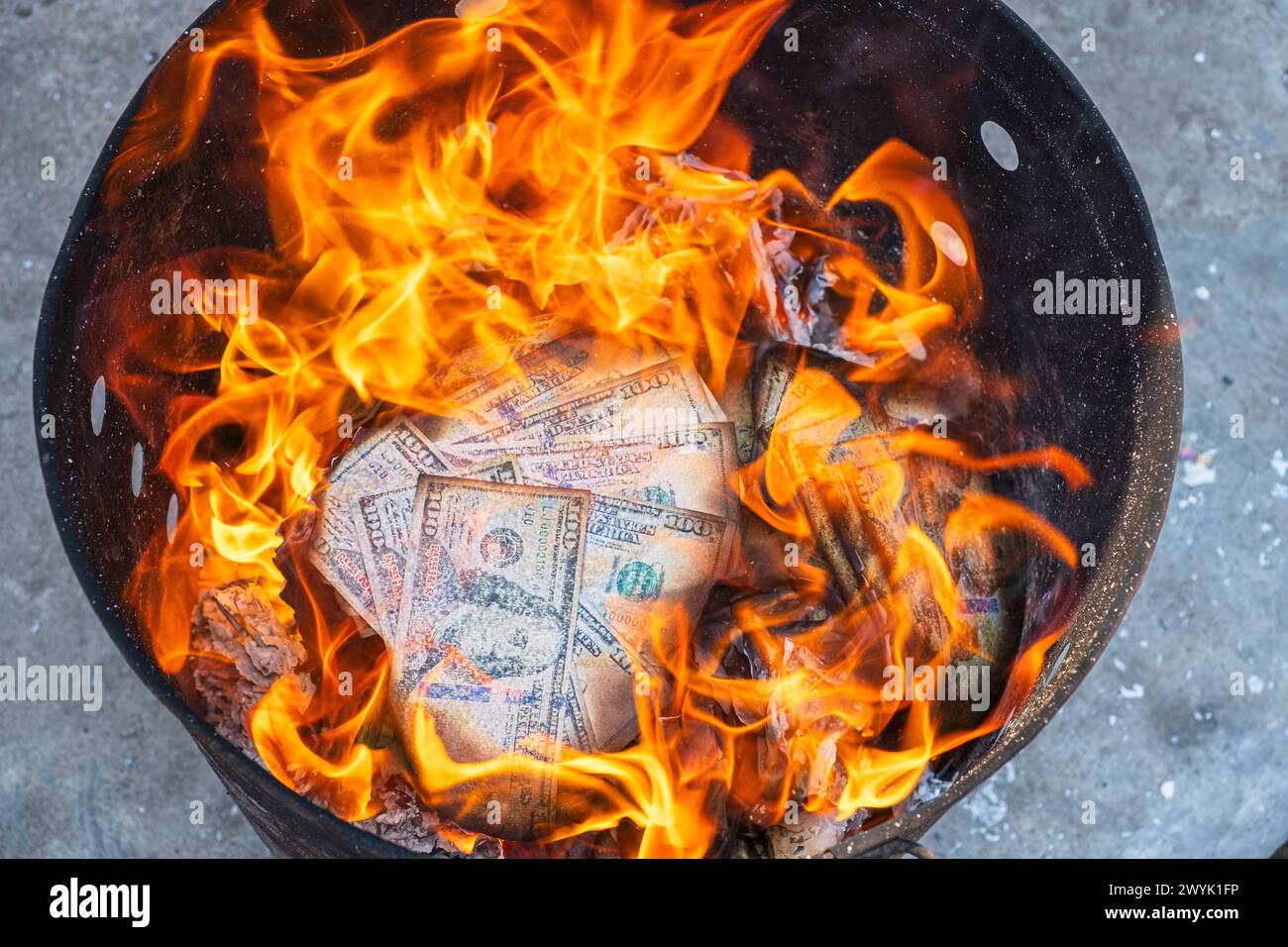 Cambogia, provincia di Kampot, Kampot, festival del Tet o Capodanno cinese, tradizione di bruciare banconote false come offerta agli antenati deceduti Foto Stock