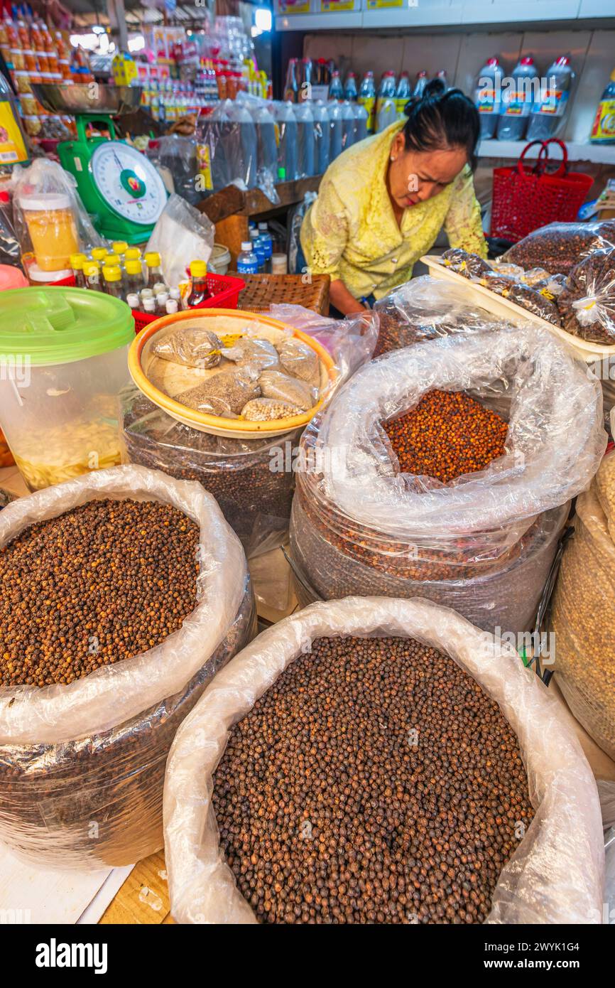 Cambogia, provincia di Kampot, Kampot, mercato Samaki o mercato centrale, bancarelle di peperoni Foto Stock