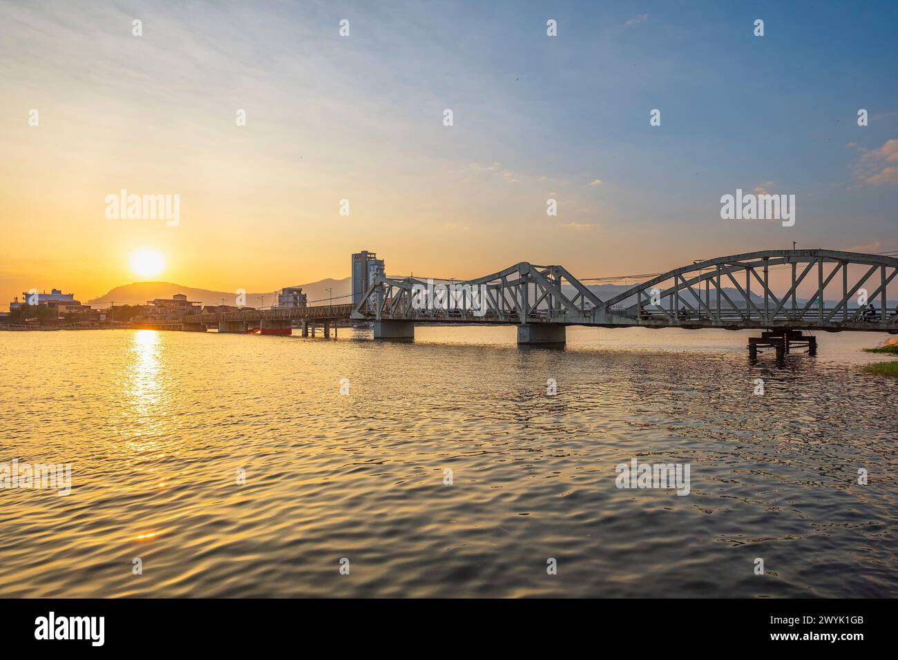 Cambogia, provincia di Kampot, Kampot, il vecchio ponte francese o Entanou sul fiume Praek Tuek Chhu Foto Stock