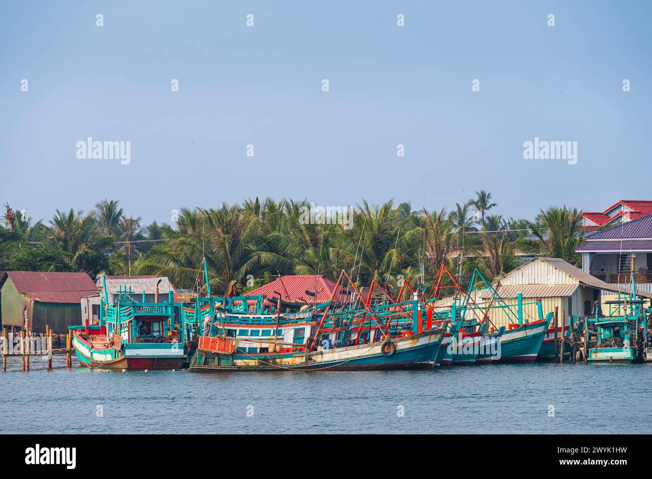 Cambogia, provincia di Kampot, Kampot, le rive del fiume Prek Kampong, il villaggio di pescatori di Doun Taok sullo sfondo Foto Stock