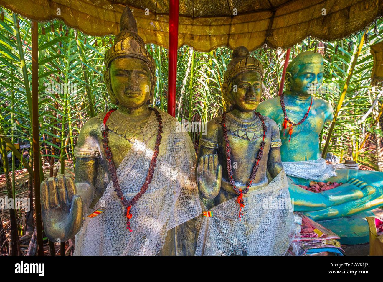 Cambogia, provincia di Kampot, dintorni di Kampot, Kampong Kraeng, i bungalow Sloek Chak, oratorio buddista nella foresta di Sloek Chak Foto Stock