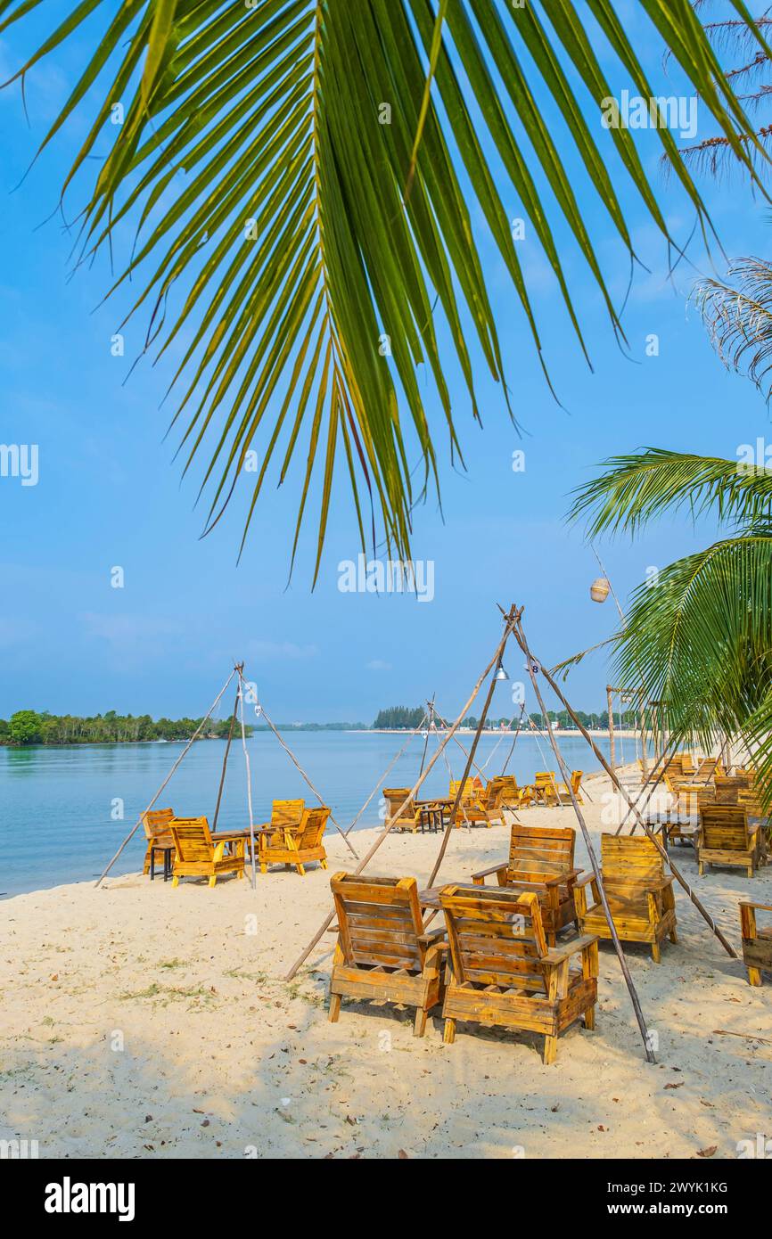 Cambogia, provincia di Kampot, Kampot, villaggio di Kampong Kandal Sangkat, spiaggia lungo il fiume Prek Kampong Foto Stock