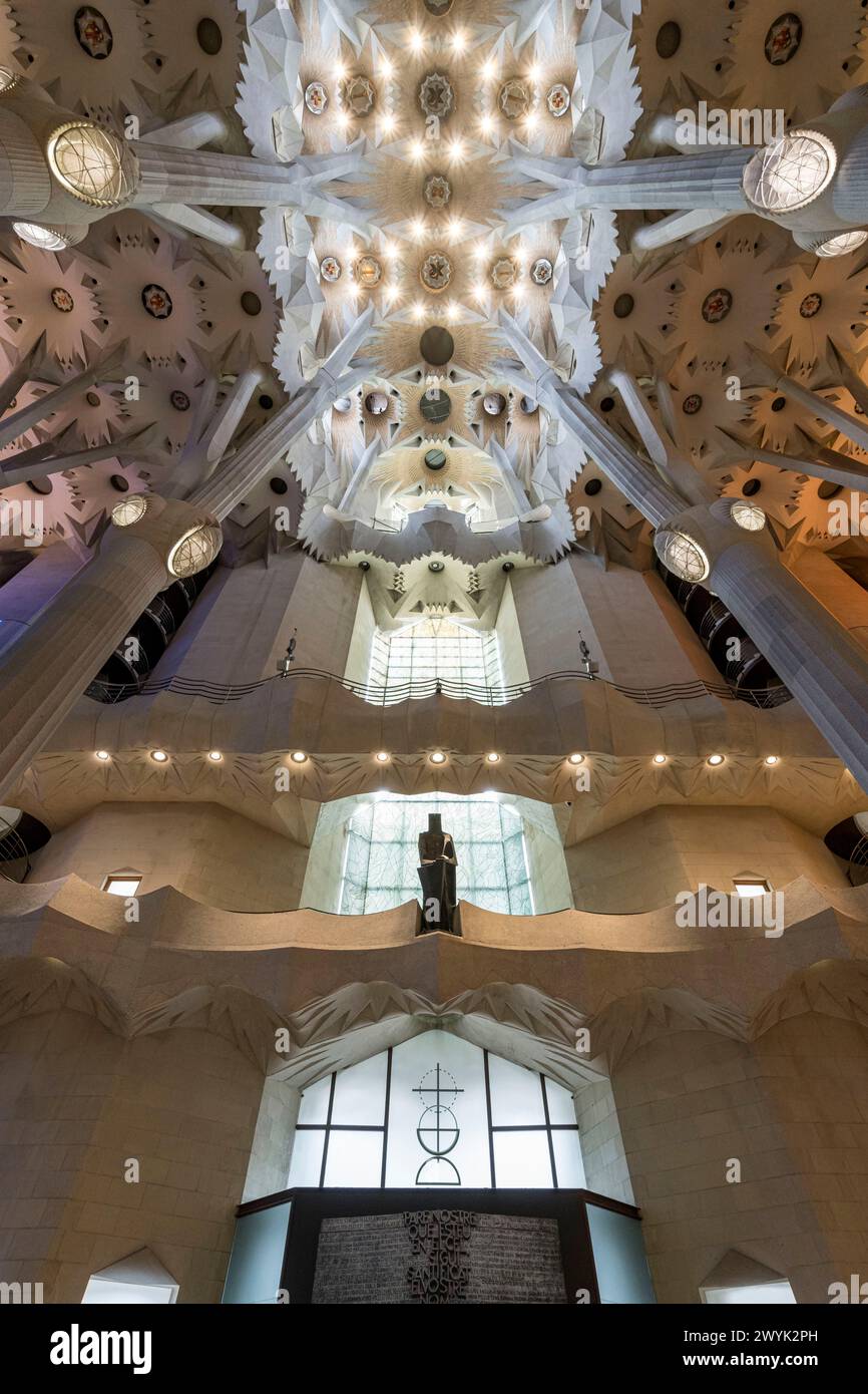 Spagna, Catalogna, Barcellona, il quartiere Eixample, la basilica della Sagrada Familia dell'architetto modernista catalano Antoni Gaudi, patrimonio dell'umanità dell'UNESCO, la facciata della gloria vista dall'interno e la volta della nave in cima Foto Stock