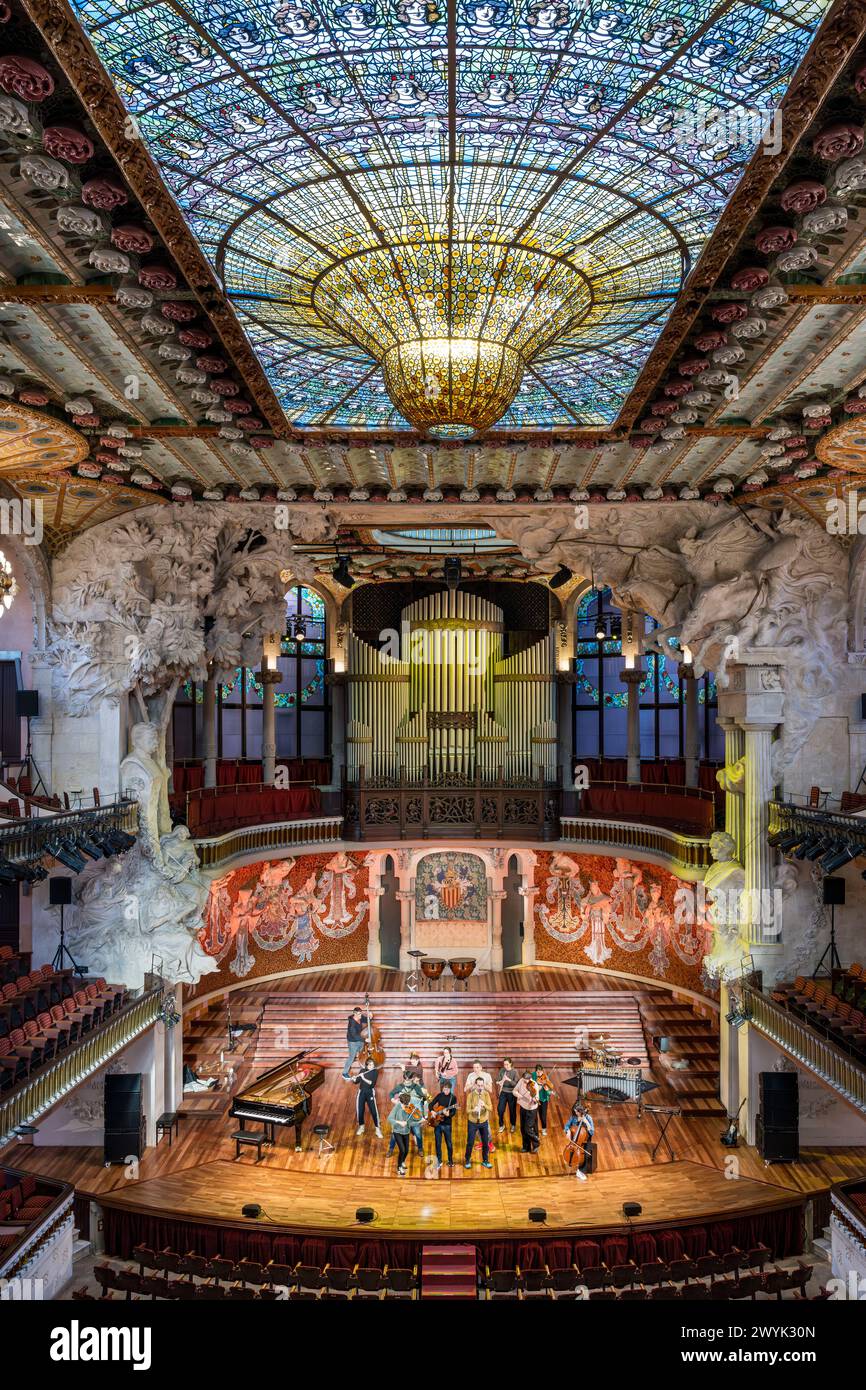 Spagna, Catalogna, Barcellona, Palau de la musica Catalana, sala concerti progettata dall'architetto del modernismo catalano Lluis Domènech i Montaner, patrimonio dell'umanità dell'UNESCO, grande tetto in vetro, opera a cupola di vetro colorata di Antoni Rigalt i Blanch Foto Stock