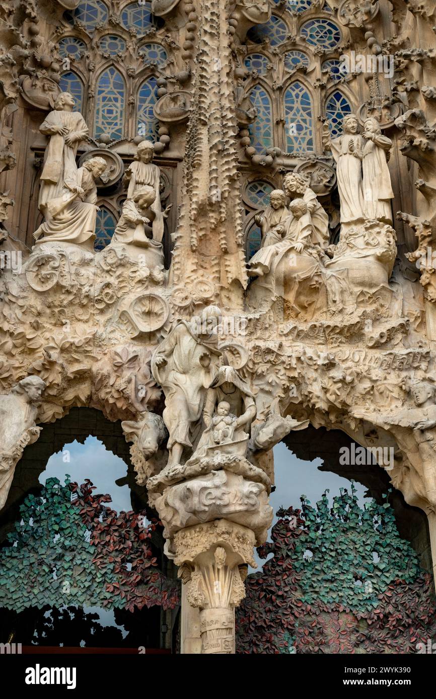 Spagna, Catalogna, Barcellona, quartiere Eixample, basilica della Sagrada Familia dell'architetto modernista catalano Antoni Gaudi, patrimonio dell'umanità dell'UNESCO, facciata della Natività, porta della Carità, madre di Dio e San Giuseppe con Gesù appena nato Foto Stock