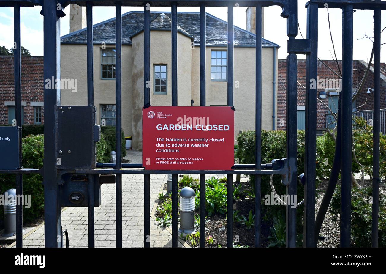 Edimburgo, Scozia, Regno Unito. 7 aprile 2024. Il Royal Botanic Garden chiude per motivi di sicurezza a causa delle avverse condizioni atmosferiche con forti venti che raggiungono i 50 km/h. Crediti: Craig Brown/Alamy Live News Foto Stock