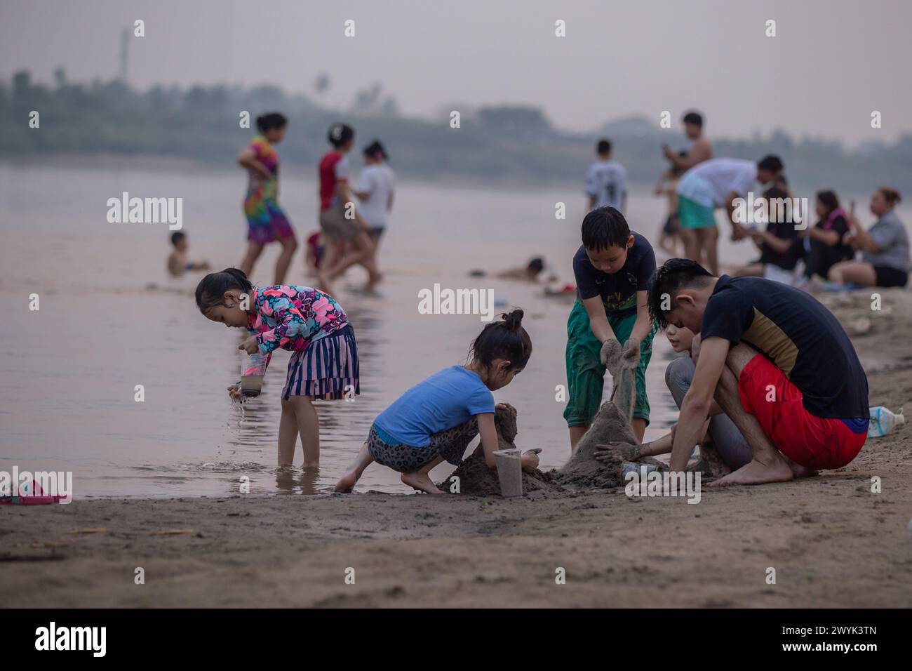 Vientiane, Laos. 6 aprile 2024. Le persone giocano vicino al fiume Mekong a Vientiane, capitale del Laos, 6 aprile 2024. Crediti: Kaikeo Saiyasane/Xinhua/Alamy Live News Foto Stock