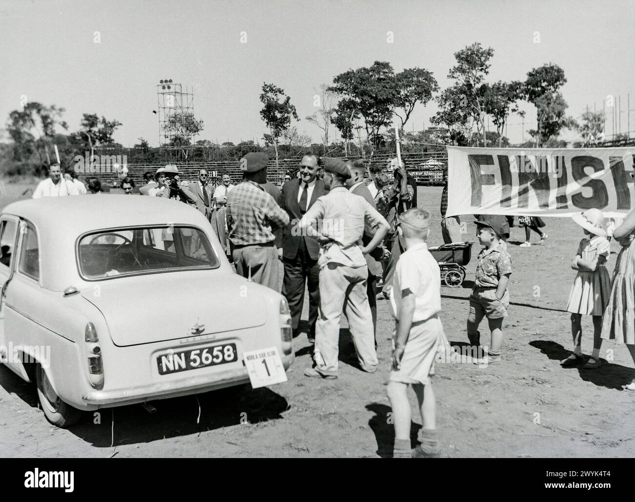 Traguardo del Ndola Car Club Rally, c1956. Ndola, Rhodesia settentrionale (ora Zambia) Africa. Foto Stock