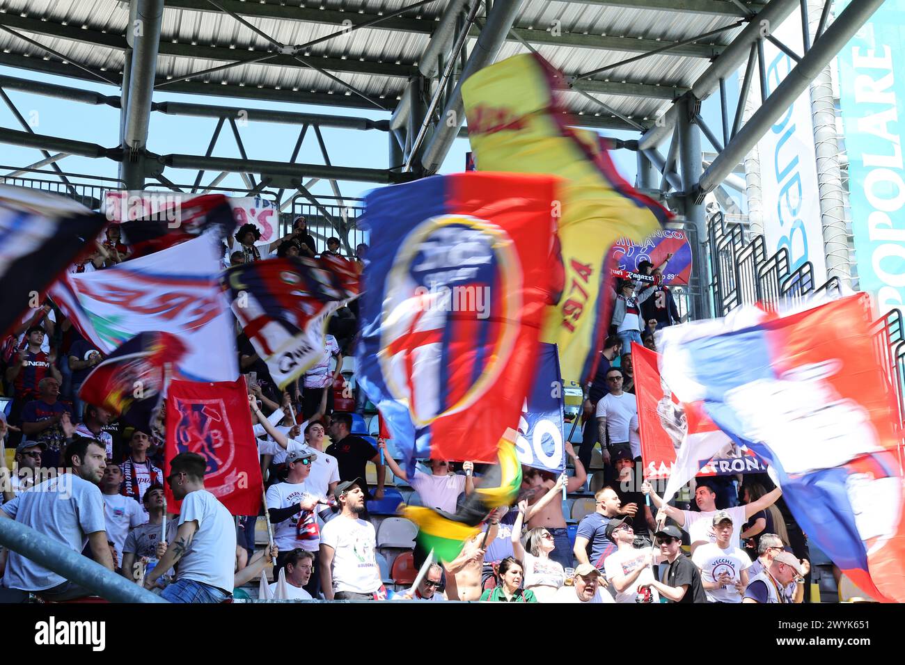 Frosinone, Italia. 7 aprile 2024. I tifosi bolognesi si tifosi in occasione della partita di serie A tra il Frosinone calcio e il Bologna FC allo stadio Benito stirpe di Frosinone (Italia), 7 aprile 2024. Crediti: Insidefoto di andrea staccioli/Alamy Live News Foto Stock