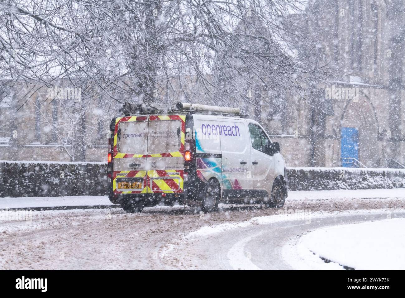 Furgone Openreach che guida su neve pesante - Scozia, Regno Unito Foto Stock