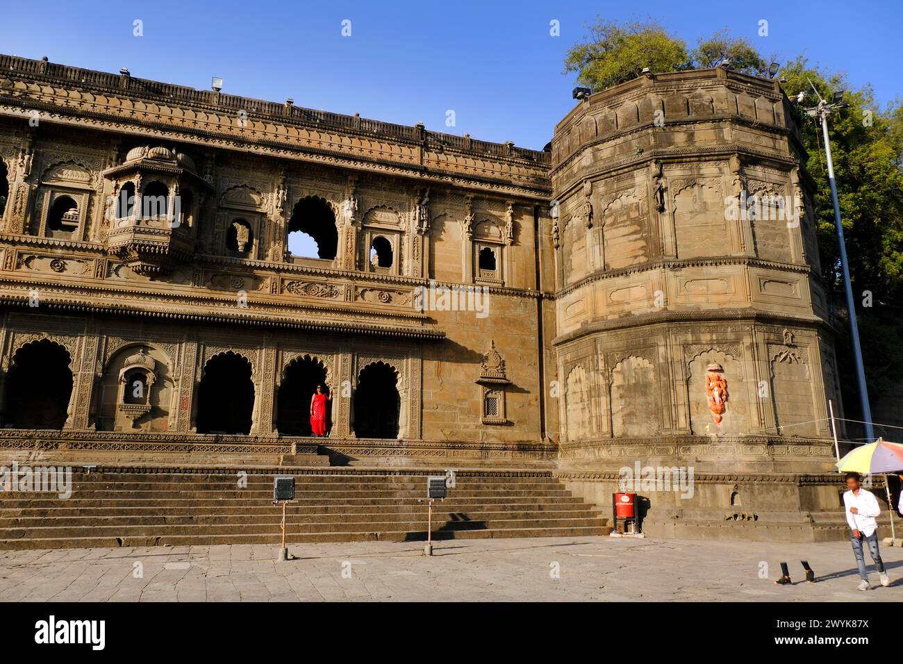 24 febbraio 2024, Vista esterna del panoramico forte turistico di Maheshwar (forte di Ahilya devi) in Madhaya pradesh, India, splendide sculture. Foto Stock