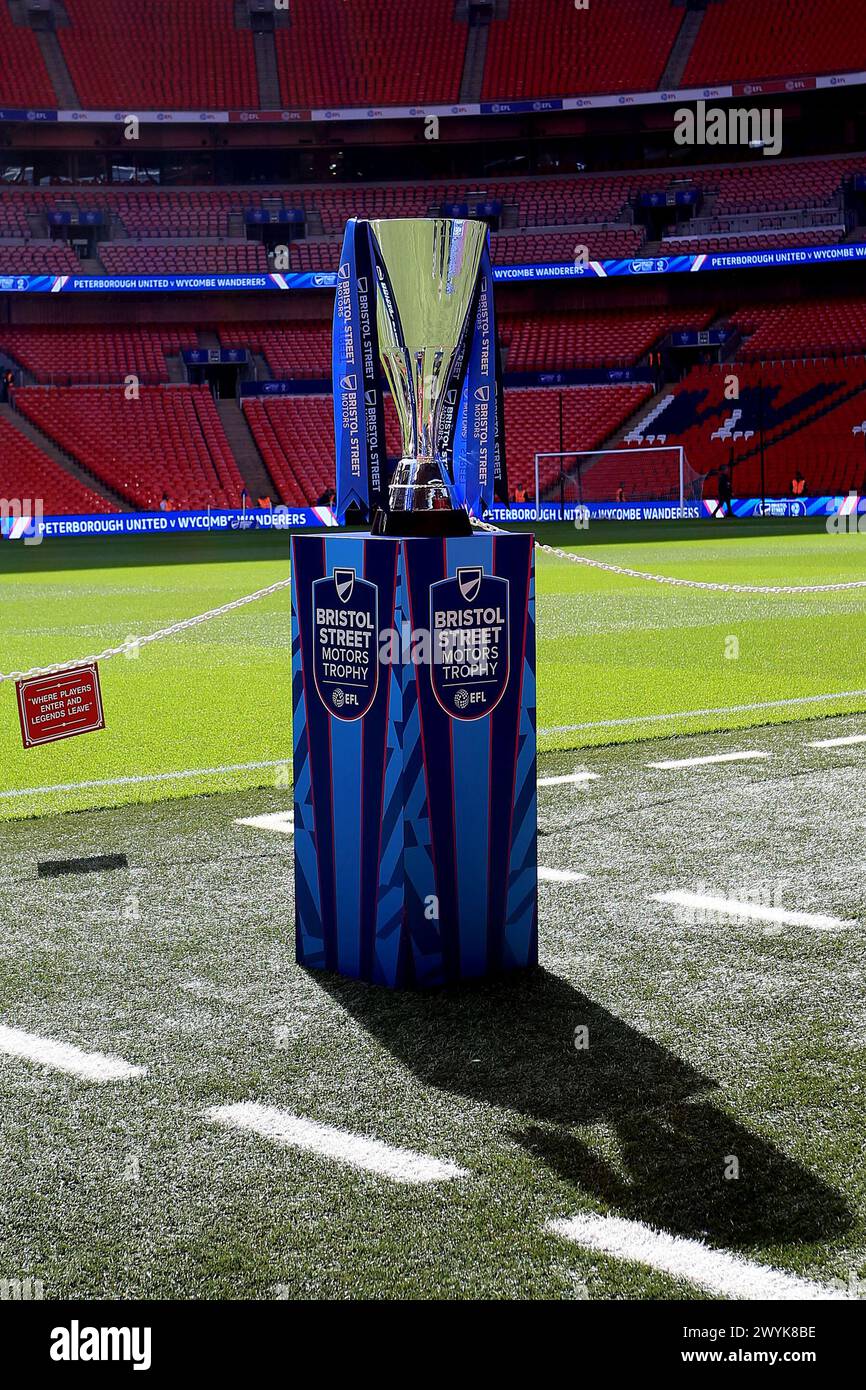 Londra, Regno Unito. 7 aprile 2024. Una vista generale del trofeo Bristol Street Motors durante la finale del trofeo EFL tra Peterborough United e Wycombe Wanderers al Wembley Stadium, Londra, Inghilterra, il 7 aprile 2024. Foto di Carlton Myrie. Solo per uso editoriale, licenza richiesta per uso commerciale. Non utilizzare in scommesse, giochi o pubblicazioni di singoli club/campionato/giocatori. Crediti: UK Sports Pics Ltd/Alamy Live News Foto Stock