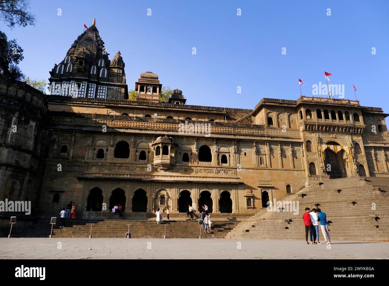 24 febbraio 2024, Vista esterna del panoramico forte turistico di Maheshwar (forte di Ahilya devi) in Madhaya pradesh, India, splendide sculture. Foto Stock