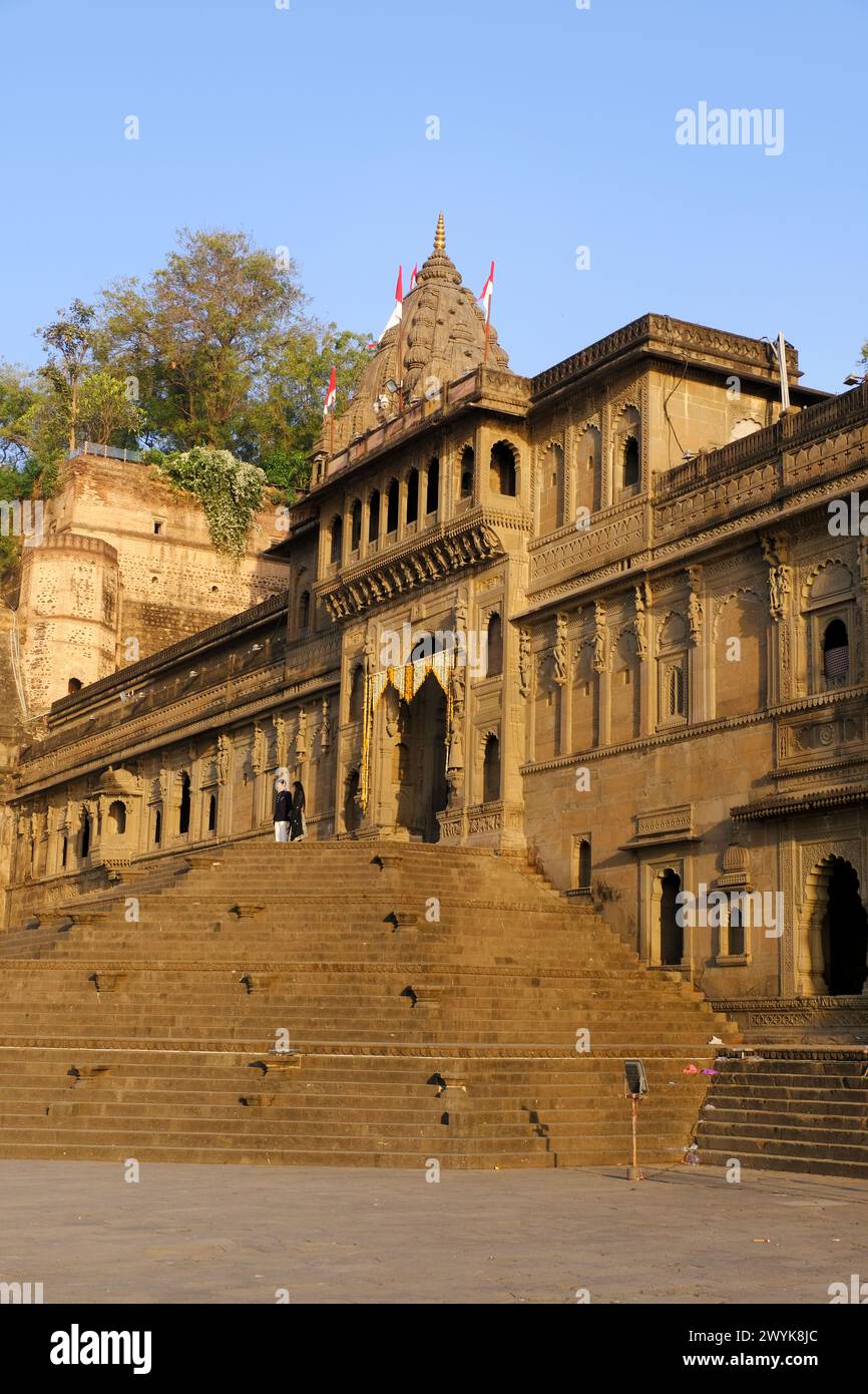 24 febbraio 2024, Vista esterna del panoramico forte turistico di Maheshwar (forte di Ahilya devi) in Madhaya pradesh, India, splendide sculture. Foto Stock