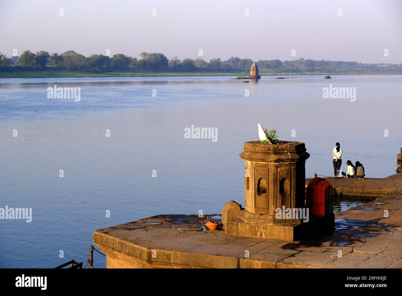 24 febbraio 2024, Vista esterna del panoramico forte turistico di Maheshwar (forte di Ahilya devi) in Madhaya pradesh, India, splendide sculture. Foto Stock