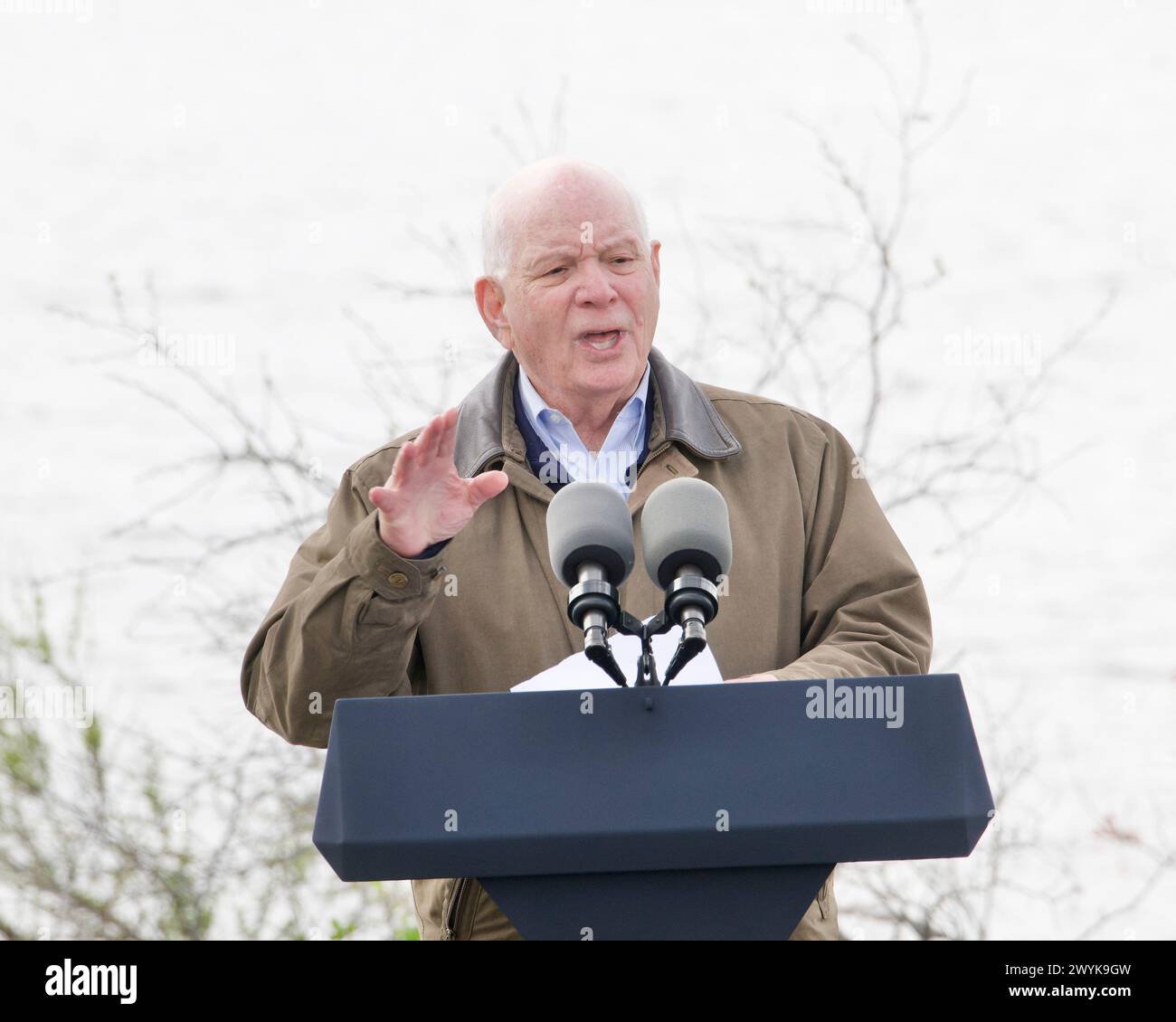 Dundalk, Stati Uniti d'America. 5 aprile 2024. Il senatore degli Stati Uniti Ben Cardin, D-MD, fa delle osservazioni durante una visita al sito del disastro di Francis Scott Key Bridge con il presidente degli Stati Uniti Joe Biden a Sollers Point, 5 aprile 2024, a Dundalk, Maryland. Crediti: Joe Andrucyk/MDGovpics/Alamy Live News Foto Stock
