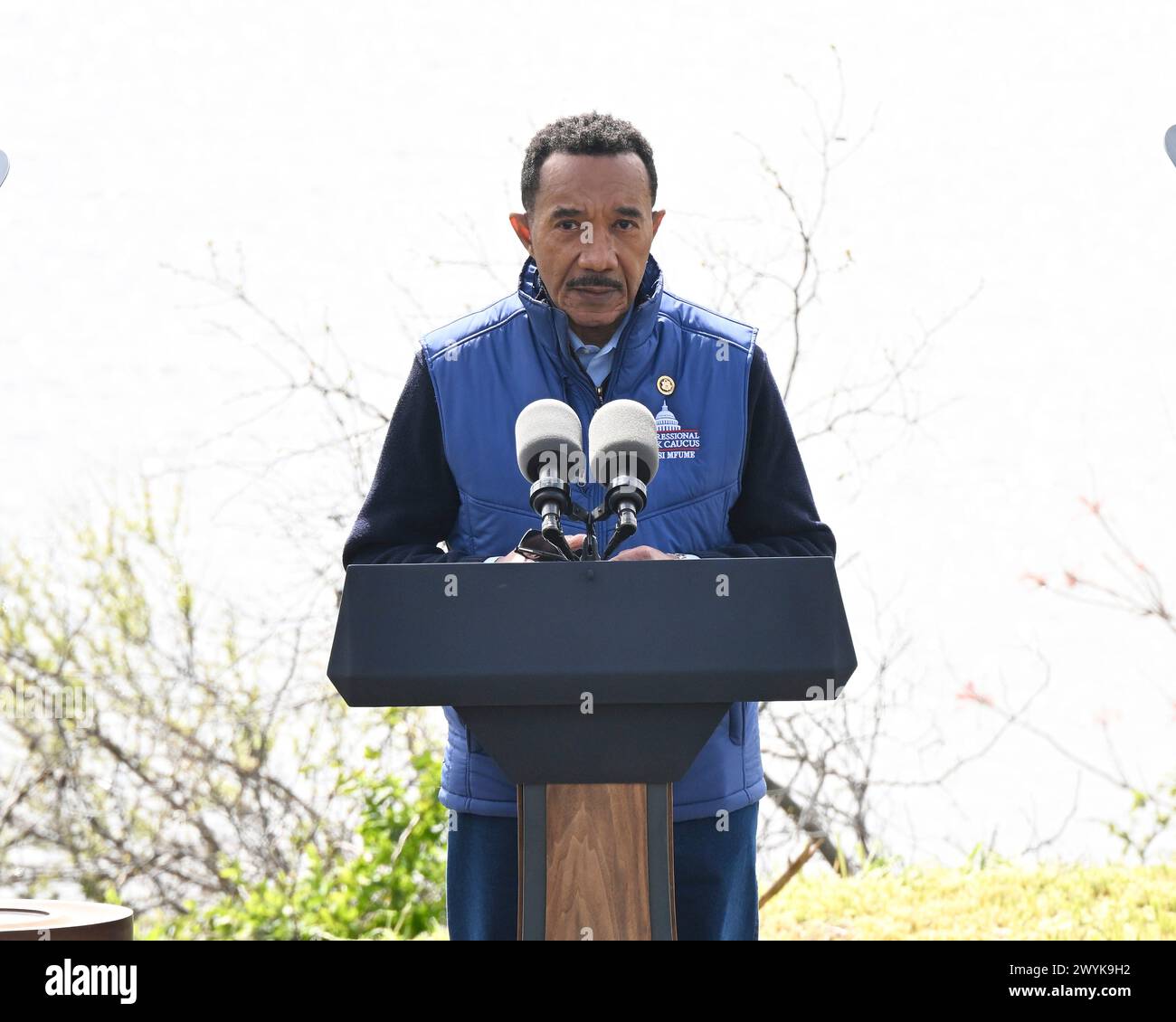 Dundalk, Stati Uniti d'America. 5 aprile 2024. Il Rep. Statunitense Kweisi Mfume, D-MD, fa alcune osservazioni durante una visita al sito del disastro di Francis Scott Key Bridge con il presidente degli Stati Uniti Joe Biden a Sollers Point, 5 aprile 2024, a Dundalk, Maryland. Crediti: Joe Andrucyk/MDGovpics/Alamy Live News Foto Stock