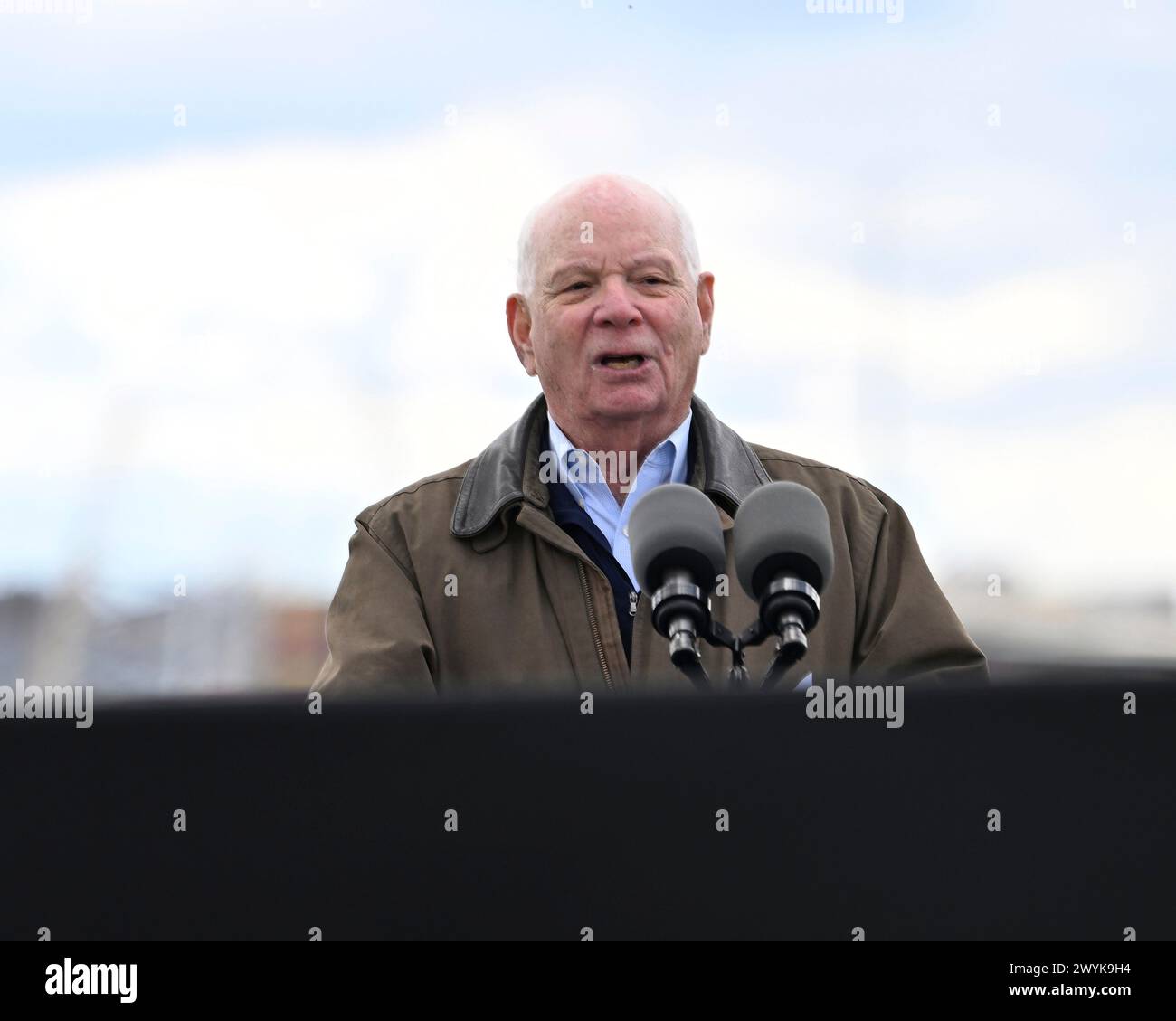 Dundalk, Stati Uniti d'America. 5 aprile 2024. Il senatore degli Stati Uniti Ben Cardin, D-MD, fa delle osservazioni durante una visita al sito del disastro di Francis Scott Key Bridge con il presidente degli Stati Uniti Joe Biden a Sollers Point, 5 aprile 2024, a Dundalk, Maryland. Crediti: Joe Andrucyk/MDGovpics/Alamy Live News Foto Stock