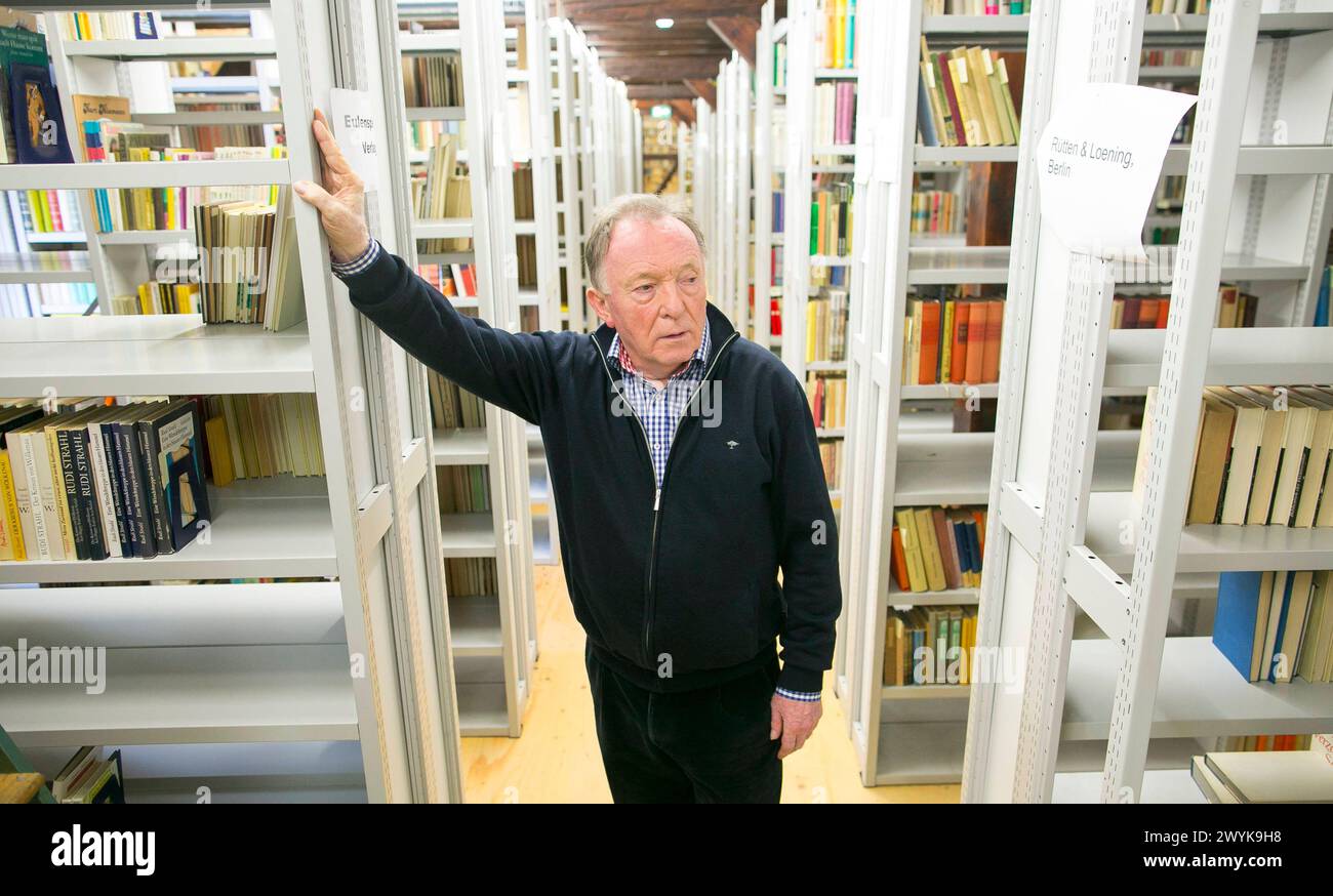 02.05.2014, Deutschland, Sachsen, Peter-Sodann-Bibliothek e.V., Thomas Müntzer Platz 8, 01594 Stauchitz Ortsteil Staucha, auf dem foto der Schauspieler Peter Sodann in Seiner Bibliothek fotografiert *** 02 05 2014, Germania, Sassonia, Peter Sodann Bibliothek e V , Thomas Müntzer Platz 8, 01594 Staucha Staucha Stauchitz Ortsteil Staucha nella foto l'attore Peter Sodann ha fotografato nella sua biblioteca Foto Stock