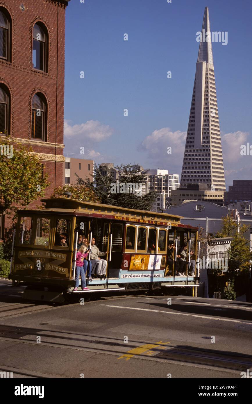 San Francisco, California - California Street Cable Car e Transamerica Building. Foto Stock