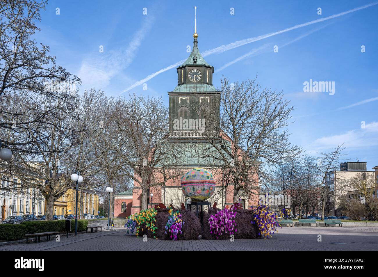 Decorazioni pasquali sulla Santa Saturda 2024 nella piazza tedesca di fronte alla chiesa di Hedvigs all'inizio della primavera. Norrköping è una storica città industriale. Foto Stock